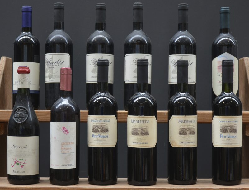 Lot rode wijn        aantal: 12 bt    Birbét Vino da Tavola Rosso  Calorio, Montà M.O.    aantal: 4 bt    Bardolino Classico D.O.C.  Marchesini Marcello, Lazise M.O.    aantal: 1 bt    Vino da Tavola Rosso   La Castellina, Castellina in Chianti M.O.    aantal: 1 bt    Broccante Vino rosso frizzante  Giordano, Diano d’Alba M.O.    aantal: 1 bt    Grignolino del Monferrato Casalese D.O.C.  Morando Silvio, Vignale M.O.    aantal: 1 bt    Petit Verdot IGT Lazio  Casale del Giglio, Le Ferrière M.O.  1997  aantal: 2 bt    Madreselva IGT Lazio  Casale del Giglio, Le Ferrière M.O.  1995  aantal: 2 bt