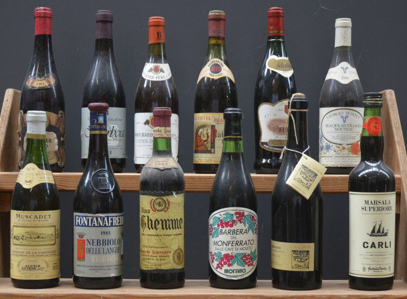 Lot wijn        aantal: 12 bt    Nebbiolo delle Langhe VDT  Fontanafredda, Serralunga d’Alba M.O.  1985  aantal: 1 bt    Muscadet de Sèvres et Maine A.C.   Dom. de la Carisière M.O.  1970  aantal: 1 bt    Vino Ghemme D.O.C.  Bianchi Giuseppe, Sizzano M.O.  1967  aantal: 1 bt    Barbera del Monferrato D.O.C.  Morano M.O.  1990  aantal: 1 bt    Vino Pertinace Antico   Elli Minuto fu Felice, Barbaresco M.O.  1961  aantal: 1 bt    Barbera del Piemonte VDT  Migliara Garbero, Castelnuovo Belbo M.O.  1993  aantal: 1 bt    Lambrusco IGT Emilia  Ceci Torrile, Parma M.O.    aantal: 1 bt    Marsala Superiore D.O.C.  Carli, Oneglia M.O.    aantal: 1 bt    Côtes du Rhône A.C.  Bouchard Père & Fils, Beaune M.O.  1982  aantal: 1 bt    Richevel A.C. Beaujolais  Patriarche Père & Fils, Beaune M.O.  1970  aantal: 1 bt    Fitou A.C.   Cave de Paziols M.O.  1985  aantal: 1 bt    Beaujolais-Villages Nouveau A.C.   Georges Duboeuf, Romanèche-Thorins M.O.  1990  aantal: 1 bt