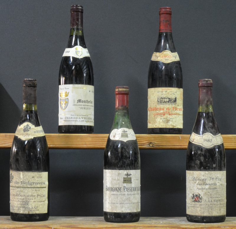 Lot rode bourgogne        aantal: 5 bt    Beaune 1er Cru A.C.  J. La Fayette M.O.  1982  aantal: 1 bt    Chassagne-Montrachet 1e Cru Clos St-Jean A.C.  De Belgrave M.O.  1982  aantal: 1 bt    Bourgogne Passetoutgrain A.C.  Pierre d’Espolles M.O.  1983  aantal: 1 bt    Monthelie “Surlets” A.C.  Charles de Vall!ère, Beaune M.O.  1988  aantal: 1 bt    Ch. de Fleurie A.C. Fleurie   M.O.  1995  aantal: 1 bt