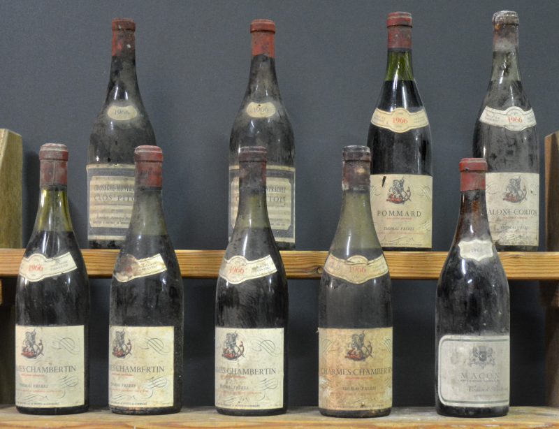 Lot rode bourgogne      1966  aantal: 9 bt    Charmes-Chambertin A.C. Grand cru Thomas Frères M.O  1966  aantal: 4 bt    Pommard A.C.  Thomas Frères M.O  1966  aantal: 1 bt    Aloxe-Corton A.C.  Thomas Frères M.O  1966  aantal: 1 bt    Macon A.C.  Collin & Bourriset M.O  1966  aantal: 1 bt    Chassagne-Montrachet 1e Cru Clos Pitou A.C.  Dom. Joseph Belland M.O  1966  aantal: 2 bt