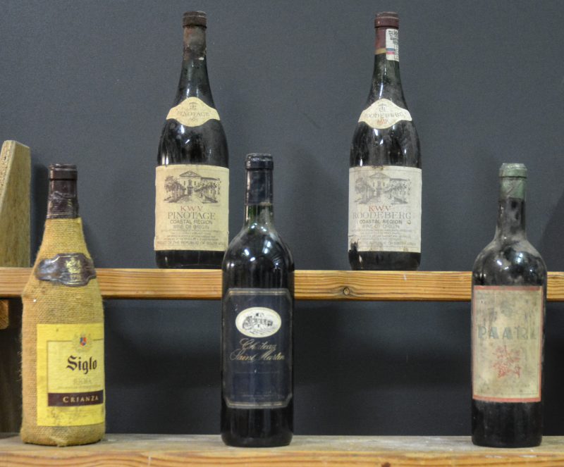 Lot rode wijn        aantal: 5 bt    KWV Pinotage Wine of Origin Coastal Region   M.O.  1978  aantal: 1 bt    KWV Roodeberg Wine of Origin Coastal Region   M.O.  1979  aantal: 1 bt    Paarl Vin du Cap       aantal: 1 bt    Ch. Saint-Martin A.C. Côtes du Roussillon   M.C.  1991  aantal: 1 bt    Siglo Crianza D.O.C. Rioja   M.O.  1998  aantal: 1 bt