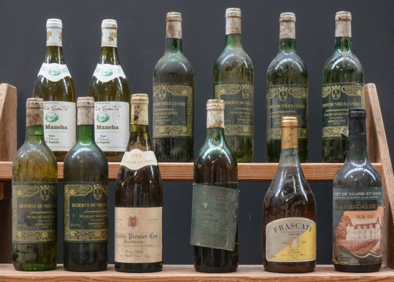 Lot witte wijn        aantal: 12 bt    Réserve du Vieux Cuvier Bordeaux Sec   M.B.    aantal: 7 bt    Chablis Premier Cru Fourchaume A.C.  Hervé Laffy M.P.  1993  aantal: 1 bt    Frascati Superiore Secco D.O.C.  Villa Demonte M.O.  1998  aantal: 1 bt    Muscadet de Sèvres et Maine Sur Lie A.C. Muscadet de Sèvres et Maine sur Lie  Ch. de la Cassemichere M.O.  1987  aantal: 1 bt    Vino Blanco de España Sitio Santo D.O. La Mancha  Vins et Découvertes M.F.    aantal: 2 bt