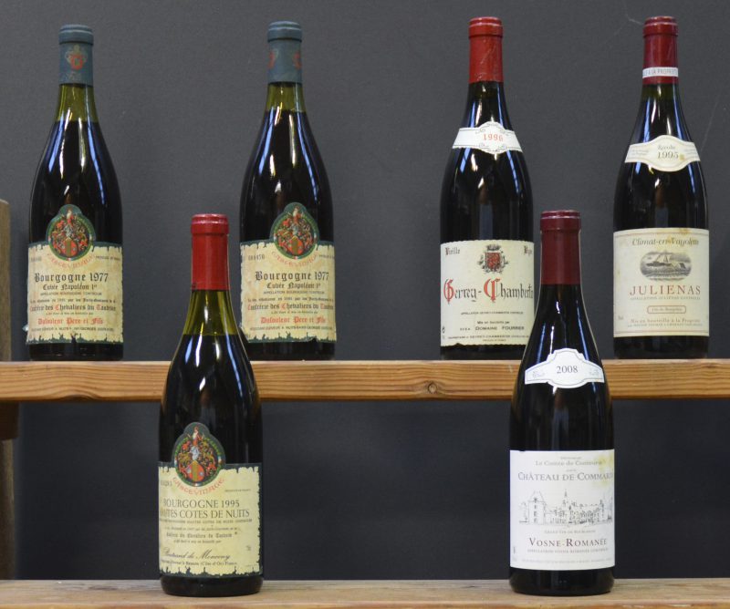 Lot rode bourgogne        aantal: 6 bt    Bourgogne Cuvée Napoléon A.C. Tastevinage Dufouleur Père & Fils, Nuits M.O.  1977  aantal: 2 bt    Juliénas A.C.  Maison Thorin, Charnay M.P.  1995  aantal: 1 bt    Bourgogne Hautes Côtes de Nuits A.C. Tastevinage Bertrand de Monceny, Beaune M.P.  1995  aantal: 1 bt    Gevrey-Chambertin A.C.  Dom. Fourrier, Gevrey M.O.  1996  aantal: 1 bt    Ch. de Commarin A.C. Vosne-Romanée  Jean Bouchard, Beaune M.O.  2008  aantal: 1 bt