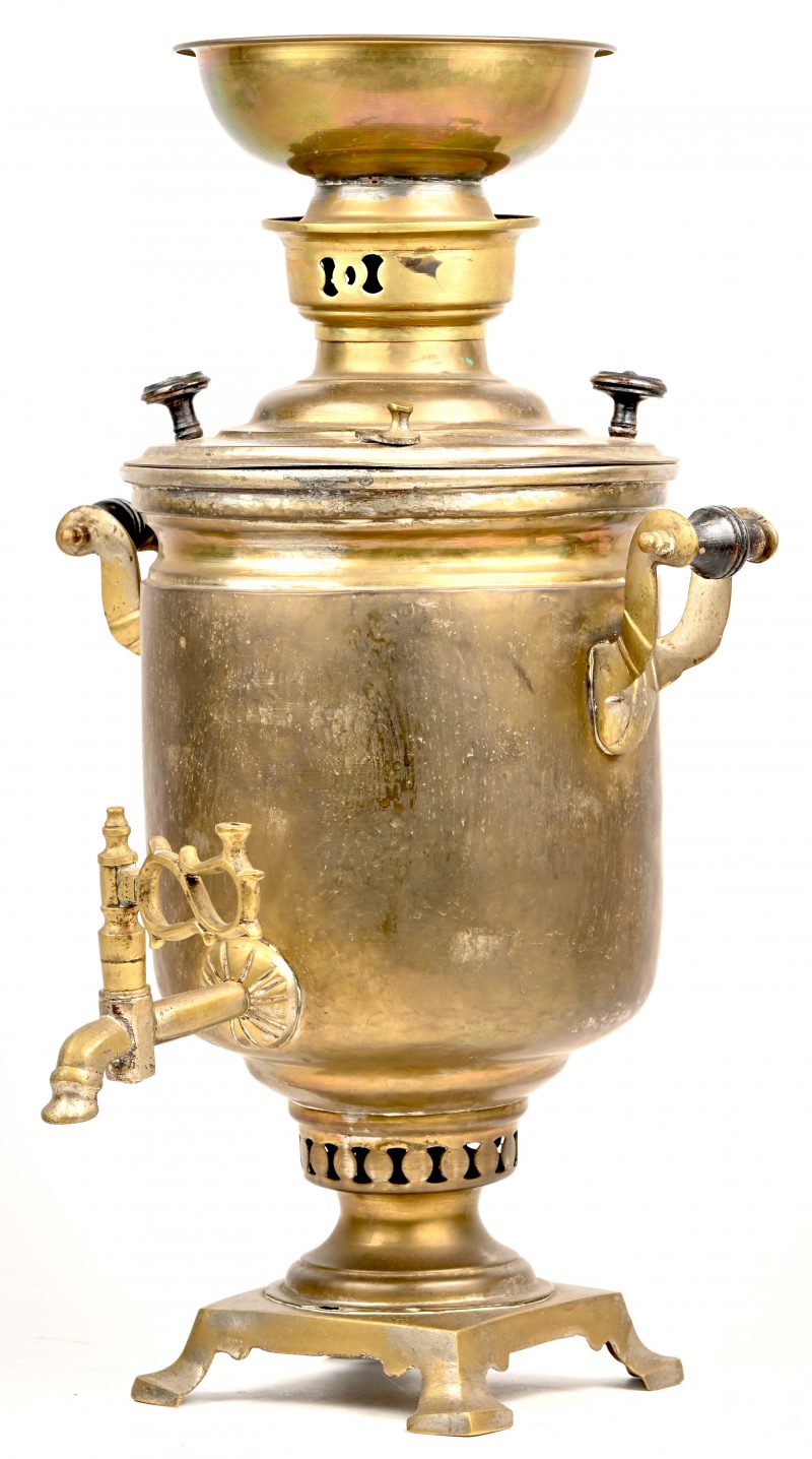 Een antiek koperen Samovar.