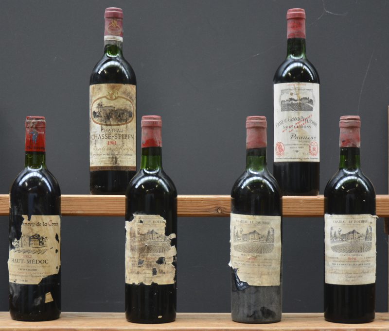 Lot rode bordeaux        aantal: 6 bt    Ch. Le Bourdieu A.C. Haut-Médoc Cru bourgeois  M.C.  1975  aantal: 3 bt vts   Ch. Grand-Puy-Lacoste A.C. Pauillac 5e grand cru classé  M.C.  1975  aantal: 1 bt vts   Ch. Chasse-Spleen A.C. Moulis-en-Médoc Grand cru bourgeois exceptionnel  M.C.  1981  aantal: 1 bt vts   Ch. Plantey-de-la-Croix A.C. Haut-Médoc Cru bourgeois  M.C.  1983  aantal: 1 bt vts, beschadigd etiket