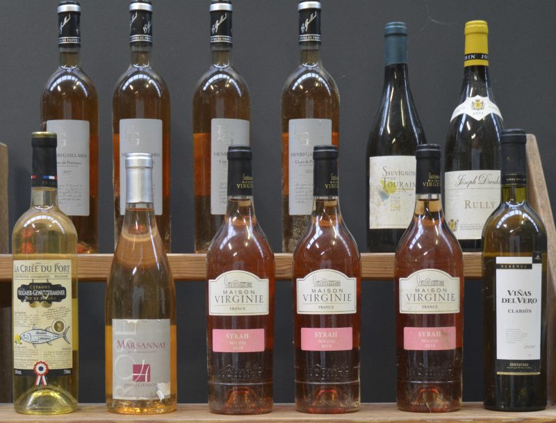 Lot wijn        aantal: 12 bt    Côtes de Provence Rosé A.O.P.  Henri Gaillard M.O.  2017  aantal: 4 bt    Syrah Rosé V.D.P. d’Oc  Maison Virginie M.O.  2016  aantal: 3 bt    Viñas del Vero Clarión Reserva D.O. Somontano   M.O.  2011  aantal: 1 bt    La Criee du Port Viognier-Gewurztraminer I.G.P. d’Oc   M.O.  2018  aantal: 1 bt    Marsannay Rosé A.C.   Huguenot, Marsannay M.O.  2013  aantal: 1 bt    Sauvignon de Touraine A.C.   Delhaize M.B.  2012  aantal: 1 bt    Rully A.C.   Joseph Drouhin, Beaune M.O.  2011  aantal: 1 bt