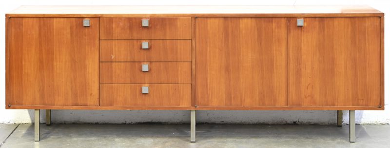 Een houten vintage Mid-Century design sideboard. 3-deurs en 4 laden met gechromeerd metalen handvaten en poten. Ontwerp door Alfred Hendrickx voor Belform. Gebruikssporen aanwezig.