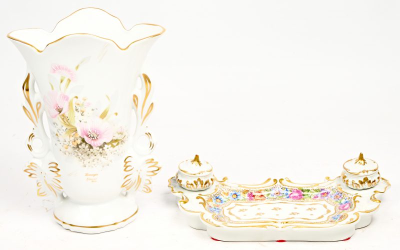 Een lot Limoges porselein, bestaande uit een schrijfsetje met meerkleurig floraal decor en 2 inktpotjes. En een vaasje met floraal decor en vergulde lijnen. Onderaan gemerkt.