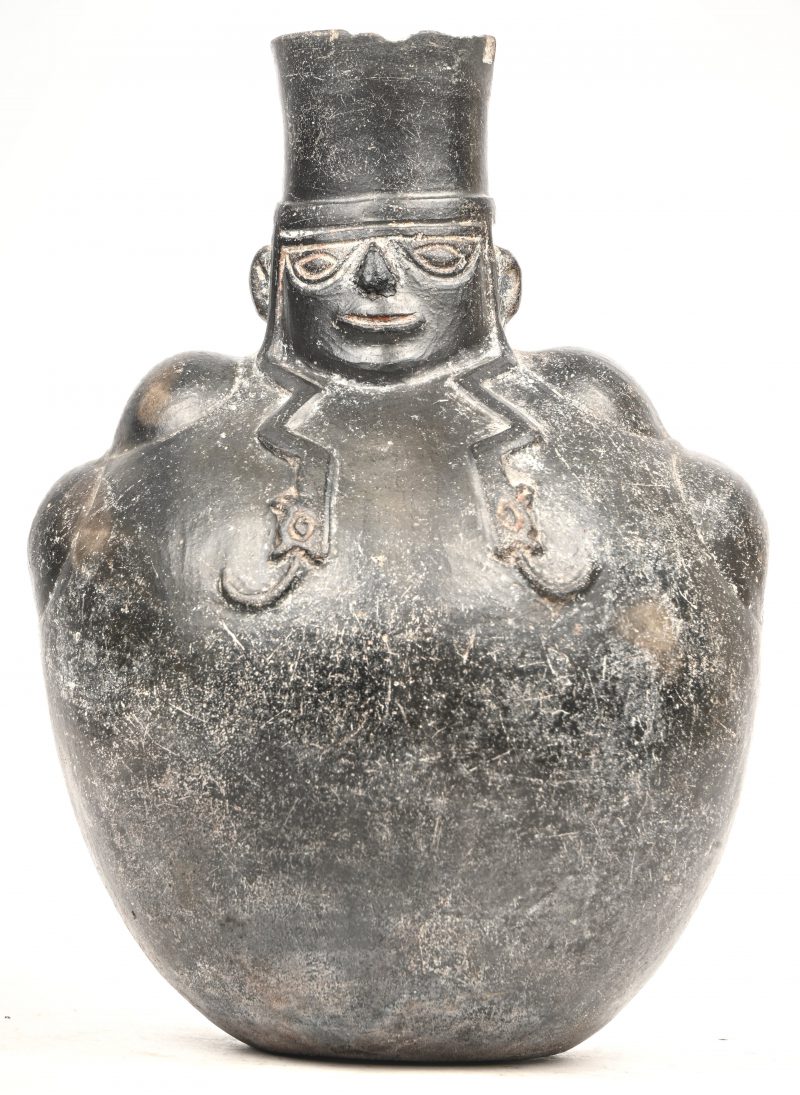 Een precolumbiaanse Chimu blackware keramieken kruik met gesculpteerd gelaat. Peru.