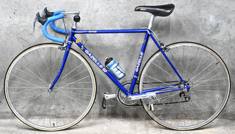 Een vintage racefiets, Gazelle formula, blauw, maat 50, 12 versnellingen.