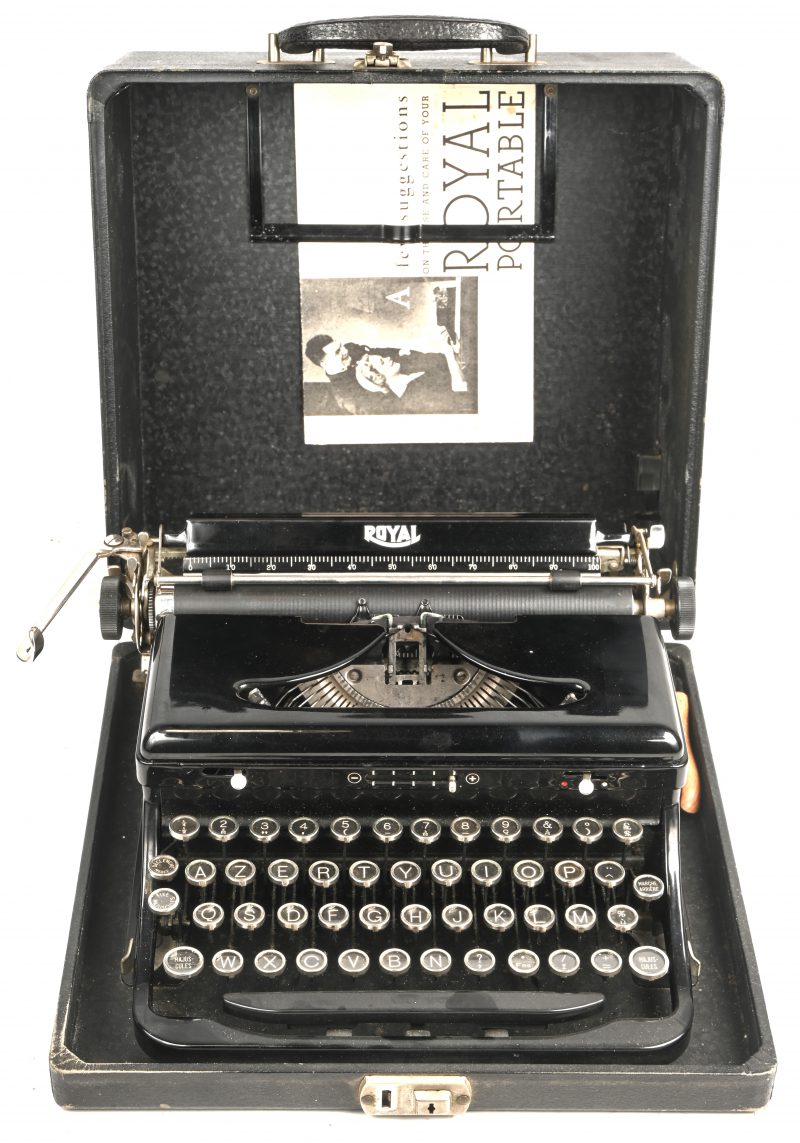 Een ‘Royal Portable’ AZERTY schrijfmachine, in originele etui.