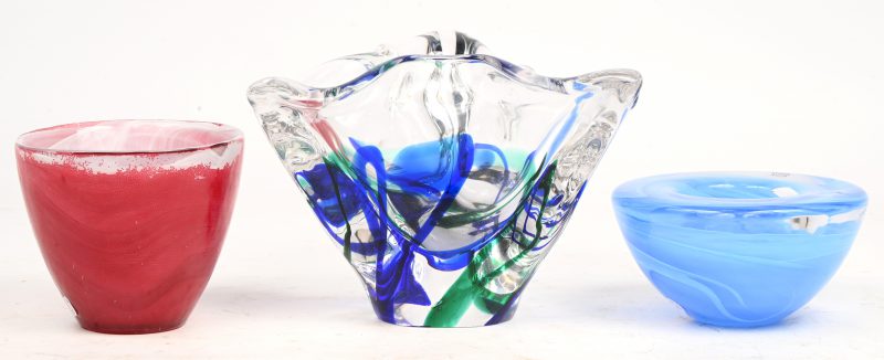 Een lot kunstglas, waaronder een schaaltje met blauw en groen, gesigneerd Max Verboeket, Maastricht. Een blauw kommetje van Costa Boda en een potje rood in de massa.