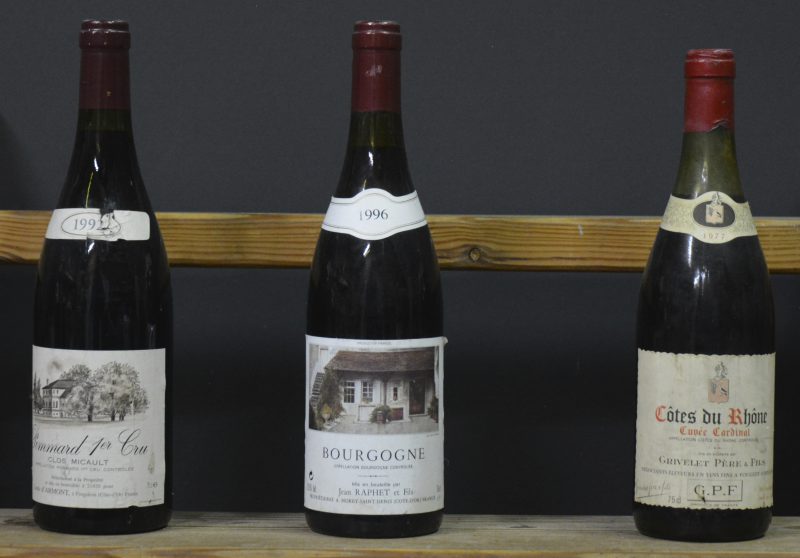 Lot rode wijn        aantal: 3 bt    Côtes du Rhône Cuvée Cardinal A.C.  Grivelet Père & Fils, Vougeot M.O.  1977  aantal: 1 bt    Pommard 1e Cru Clos Micault A.C.  Louis d’Armont, Corgoloin M.P.  1992  aantal: 1 bt    Bourgogne A.C.  Jean Raphet, Morey M.O.  1996  aantal: 1 bt