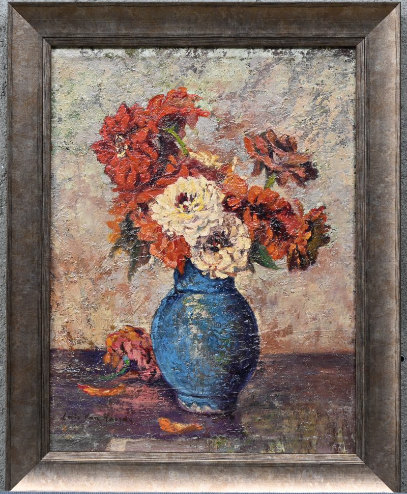 “Bloemstilleven”. Een schilderij, olieverf op paneel, onderaan gesigneerd.