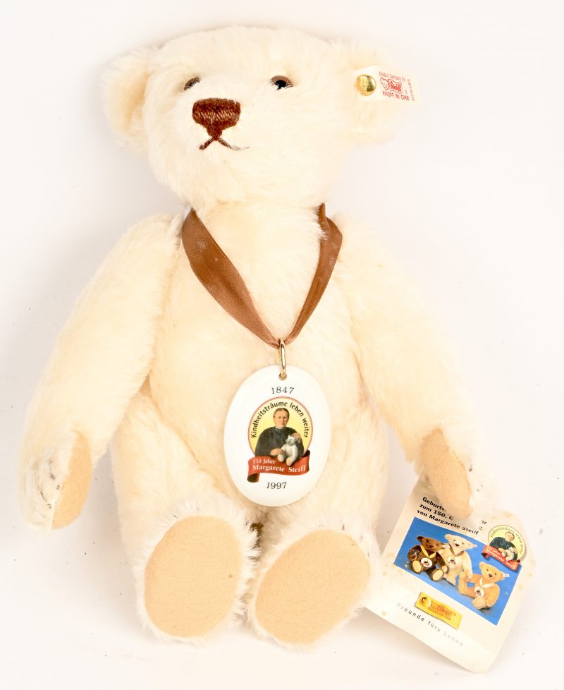 Een beer, Geburtstags-Teddybär, Steiff, nr 670183, 1847 - 1997.