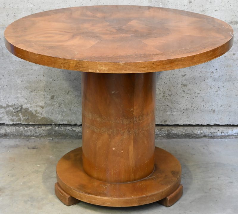 Een houten Art Deco ronde eettafel. Enige slijtage aanwezig.