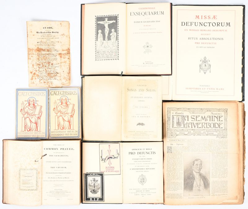 Een lot religieuze boeken: Caerimoniale Exequiarum door Mechliniae, H. Dessain; Officium et Missae Pro Defunctis - Parisiis, Tornaci, Romae; Missae Defunctorum - Turonibus; Sacred Songs and Solos (for the hymnal by Ira D. Sankey); The book of Common Prayer and admin. of the sacraments - Samuel Collingwood & Co 1825. We voegen er nog een ingebonden bundel ‘La Semaine d’Averbode’ aan toe - 9e jaargang 1919.