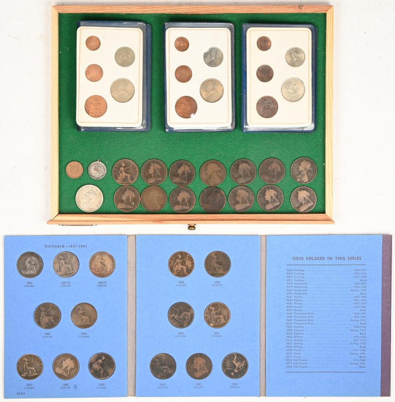 Een varia lot Britse munten, waaronder een victoriaanse penning (2 cm) met St. George, drie mapjes ‘Britain’s first decimal coins’ en ‘Pennies collection 1881 to 1901 number two’. Met 13 andere Pennies etc.