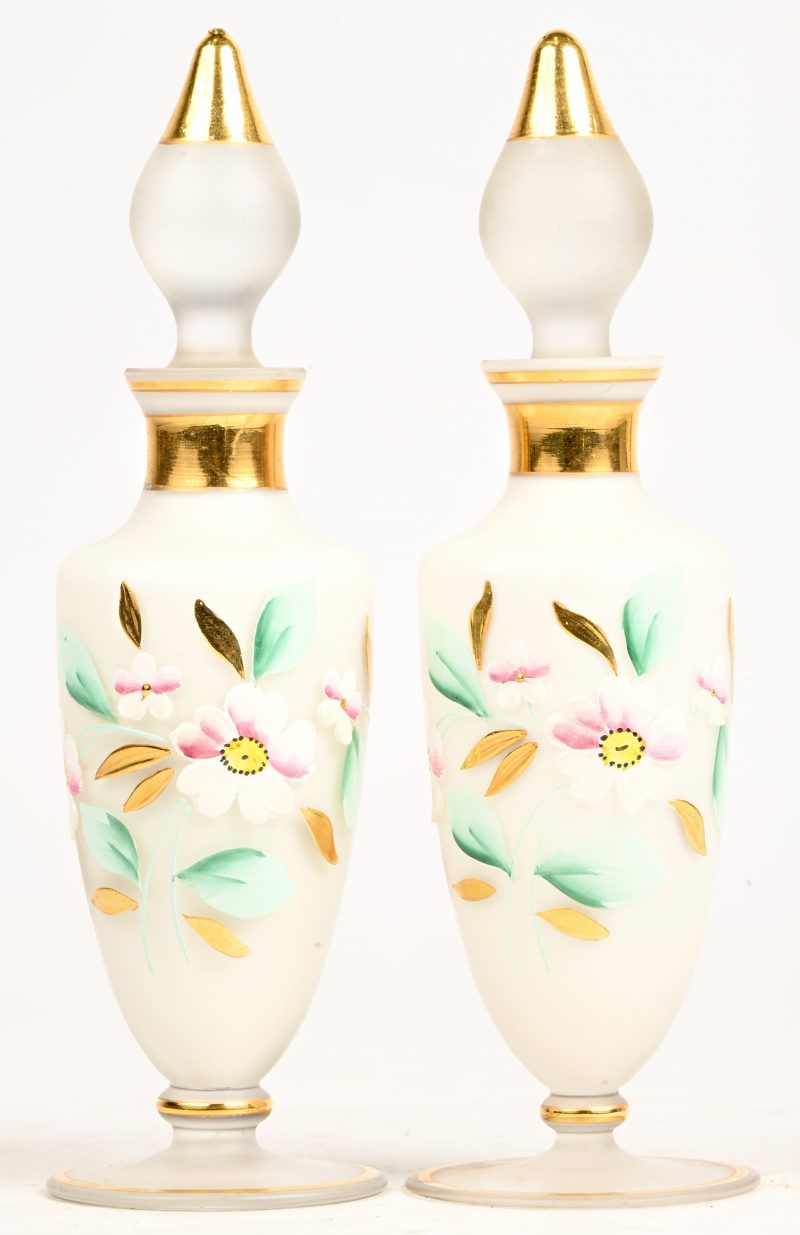 Een set van 2 karafjes in opaline met geëmailleerde bloemen en goudverf.