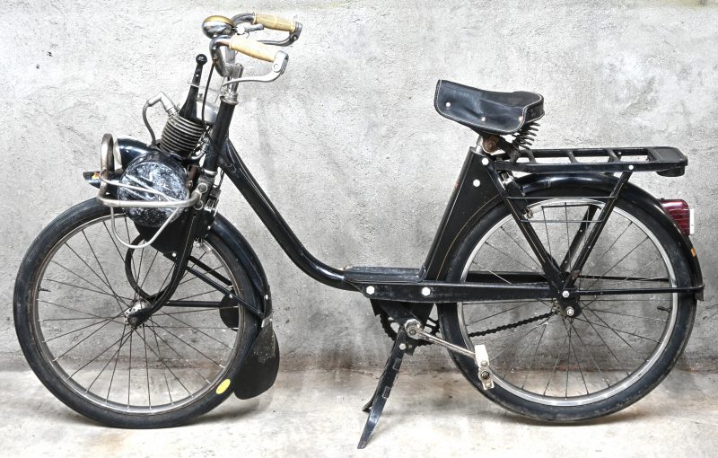 Een oldtimer Solex bromfiets met benzinemotor label gemerkt “Velosolex” en Brown zadel. Model 1700, medio 1960.