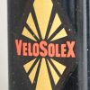 Een oldtimer Solex bromfiets met benzinemotor label gemerkt “Velosolex” en Brown zadel. Model 1700, medio 1960.