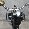 Een oldtimer Solex bromfiets met benzinemotor label gemerkt “Velosolex” en Brown zadel. Model 1700, medio 1960.