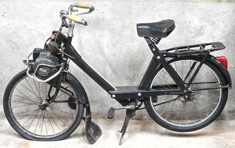 Een oldtimer Solex bromfiets met benzinemotor, vooraan en met label gemerkt model “3800”, medio 1965.