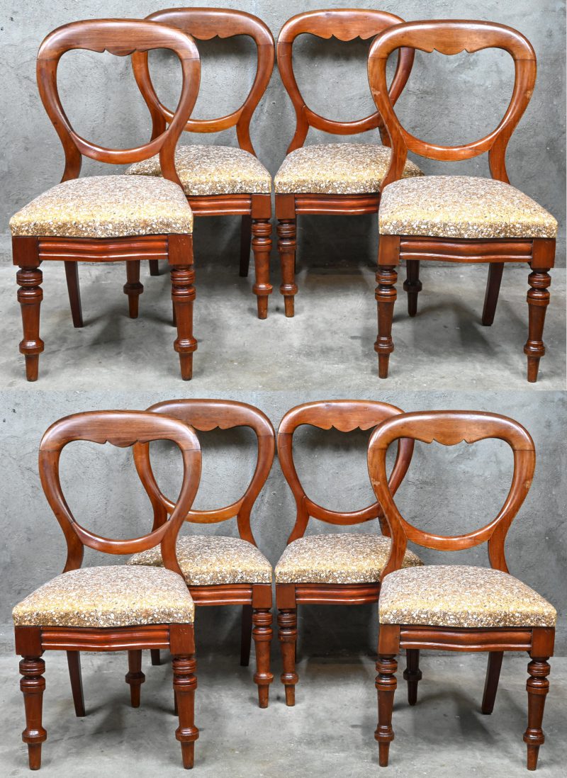 Een lot van 8 mahoniehouten eetkamerstoelen met gestoffeerde zitting in moderne herbekleding.