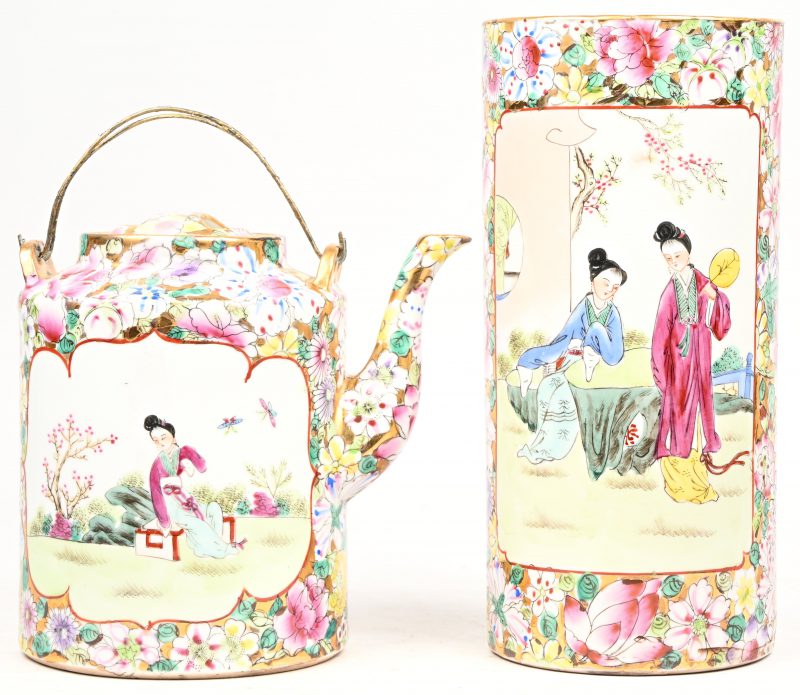 Een vintage Chinees porseleinen cilindervaas en theepot met figuratief en floraal decor. Onderaan gemerkt.