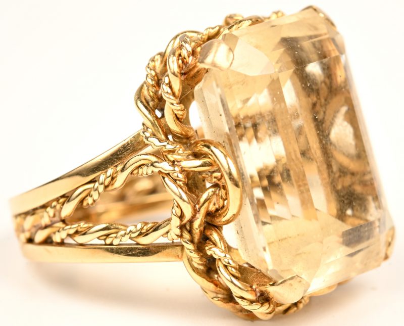 Een 18 kt geelgouden ring met filigraanwerk bezet met een citrine van +- 15 ct.