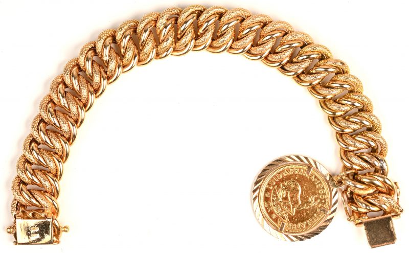 Een 18 kt geelgouden schakelarmband met 18 kt geelgouden hanger bezet met een munt van Zuid-Afrika 1965. 917‰, 7,99g.