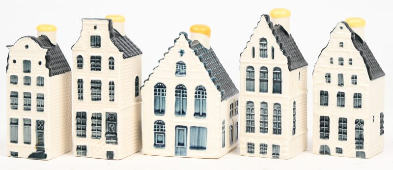 Een lot van 5 Amsterdamse huisjes in blauw-wit Delfts aardewerk, uitgegeven door Bols als jeneverflesjes voor KLM, allen nog met waszegel.