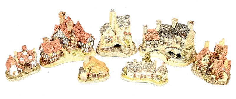 Een lot van 7 handbeschilderde miniatuur huisjes, David Winter, Hampshire, Great Britain.