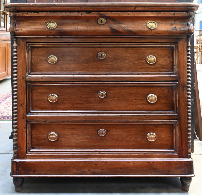 Een 4-laden commode Louis Phillipe, in notelaar.