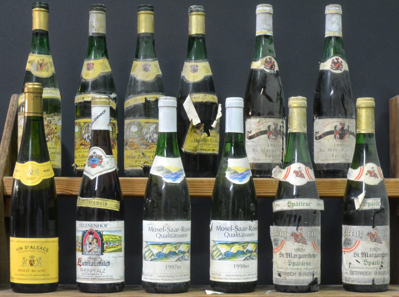 Lot witte wijn        aantal: 12 bt    Zeller Grafschaft Qualitätswein Mosel-Saar-Ruwer  C. Landsberg, Cochem   1987  aantal: 1 bt    Zeller Grafschaft Qualitätswein Mosel-Saar-Ruwer  C. Landsberg, Cochem   1983  aantal: 3 bt    St. Margaretener Spätlese Burgenland, Österreich   M.O.  1981  aantal: 2 bt    St. Margaretener Spätlese Burgenland, Österreich   M.O.  1982  aantal: 2 bt    Qualitätswein Mosel-Saar-Ruwer   Andreas Oster, Cochem M.O.  1997  aantal: 1 bt    Qualitätswein Mosel-Saar-Ruwer   Andreas Oster, Cochem M.O.  1998  aantal: 1 bt    Liebfraumilch Deutscher Qualitätswein Rheinpfalz  Helenhof, Longuich M.O.  1994  aantal: 1 bt    Pinot Blanc A.C. Alsace  SCVB M.O.  2007  aantal: 1 bt