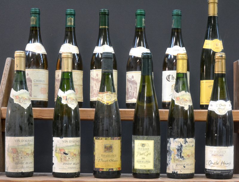 lot  witte wijn        aantal: 12 bt    Chablis A.C.  Thomas de Ribens   2010  aantal: 2 bt    Chablis A.C.  Thomas de Ribens   2008  aantal: 1 bt    Pinot Blanc A.C.  SCVB M.O.  2007  aantal: 1 bt    Pinot Blanc A.C.  J. Biecher M.O.  2008  aantal: 1 bt    Pinot Blanc A.C.  Alfred Hess M.O.  1995  aantal: 3 bt    Pinot Gris A.C.   Cellier de la Weiss M.O.  2006  aantal: 1 bt    Pinot Gris A.C.   L’Oncle Hansi M.O.  2006  aantal: 1 bt    Chablis A.C.  Thomas de Ribens   2009  aantal: 2 bt