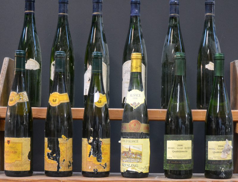 Lot witte wijn   L’Oncle Hansi     aantal: 12 bt    Gewürztraminer A.C. Alsace  Antoine Heinrich M.O.  1991  aantal: 6 bt beschadigde en ontbrekende etiketten   Pinot Gris A.C.   Cave de la Route du Vin M.O.  1991  aantal: 3 bt beschadigde etiketten   Qualitätswein Mosel-Saar-Ruwer   Andreas Oster, Cochem M.O.  2006  aantal: 2 bt beschadigde etiketten   Riesling A.C. Alsace  Pierre Chanau M.O.  1998  aantal: 1 bt