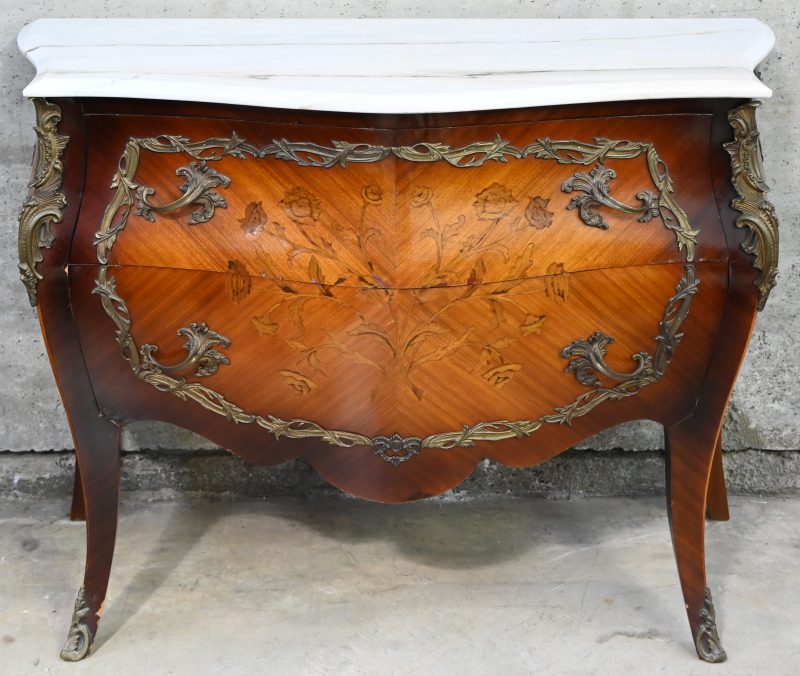 Een buikcommode met 2 laden en marmeren blad, fronten in marquetterie. In Louis XV stijl.