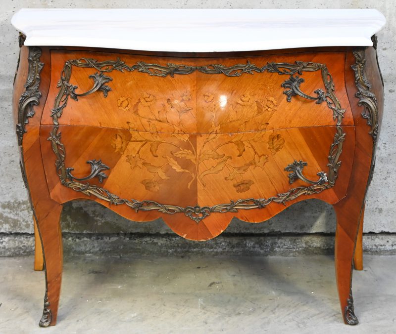 Een buikcommode met 2 laden en marmeren blad, fronten in marquetterie. In Louis XV stijl.