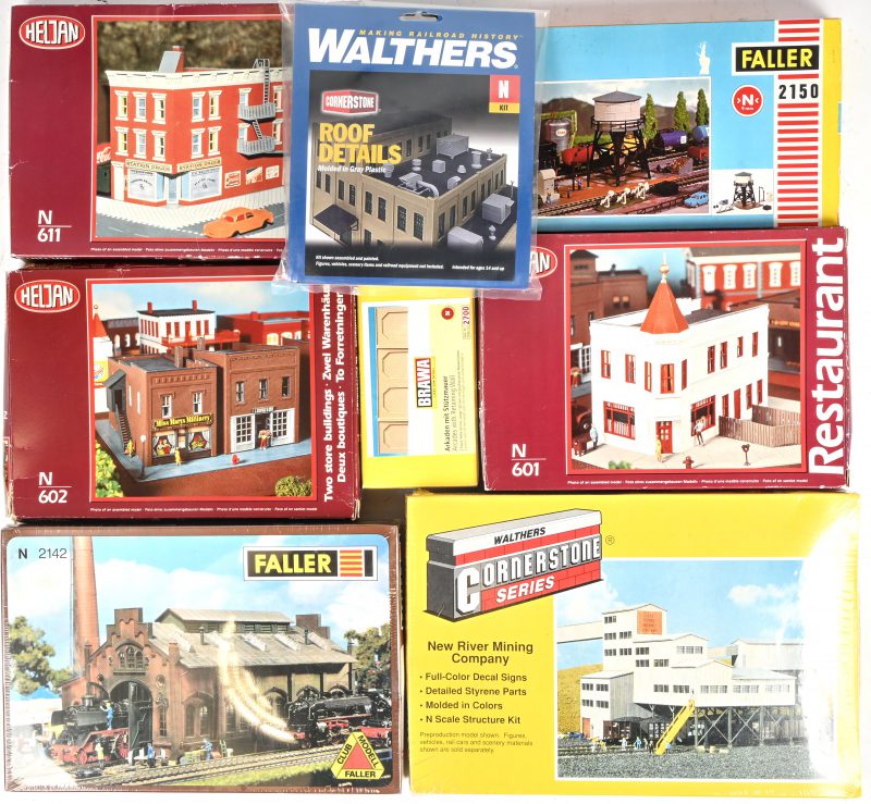 Een lot van 8 vintage treinset N schaal decor bouwkits. Bestaande uit Heljan; “602, 611, 601”, Brawa; “2700”, Faller; “2150” en “2142” in ongeopende verpakking, Walthers; “933-3221” en “Roof details” in ongeopende verpakking.