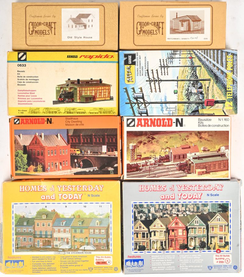 Een lot van 8 vintage treinset N schaal decor bouwkits. Bestaande uit Arnold; “0633, 6310, 6797”, Homes of Yesterday; “200-5, 200-9”, Gloor Craft Models; “ 225 & Old Style House”, Atlas; “2801”.