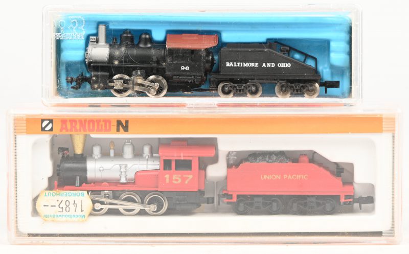 Een lot vintage N schaal stoomlocomotieven, bestaande uit een Rivarossi Italy 2185 0-4-0 “Baltimore & Ohio”, in originele verpakking. En een Arnold-N 2261 “Union Pacific”, in originele verpakking.