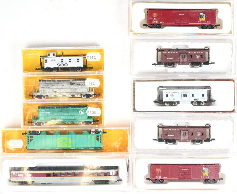 Een lot van 10 vintage varia treinwagons N schaal, 6x Con-Cor & 4x Minitrains. Diverse modellen in originele verpakking.