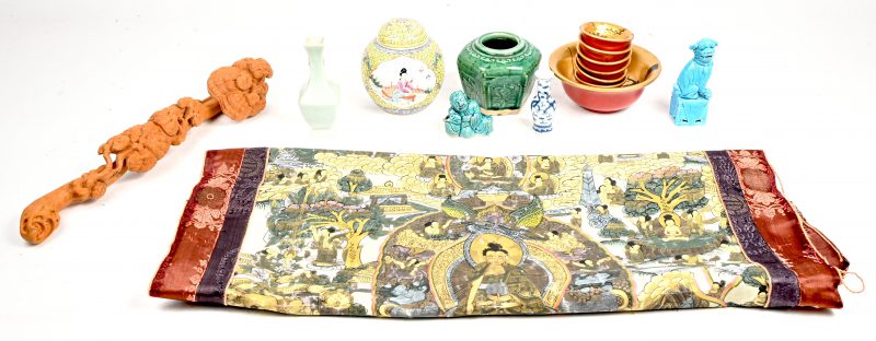 Een lot, bestaande uit een decoratieve Chinese scroll, een houten Ruyi-scepter, een groen vaasje, een dekselvaasje, een Fo-hondjes, een beeldje en een wit balustervaasje.