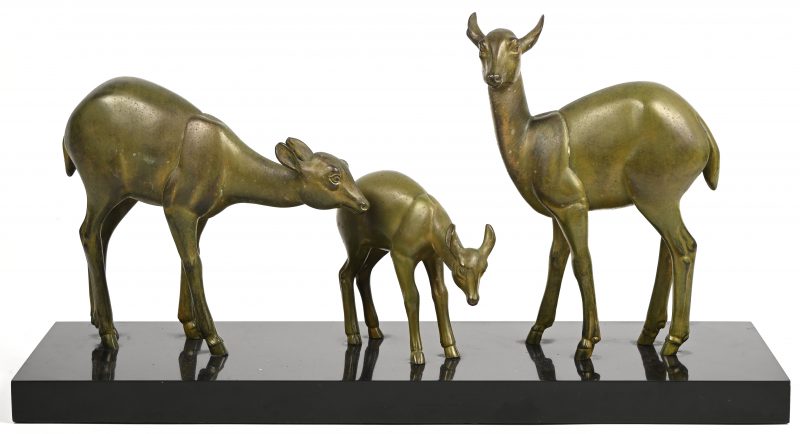 Een kunstbronzen Art Deco beeldje van 3 hertjes op zwart marmeren voet.