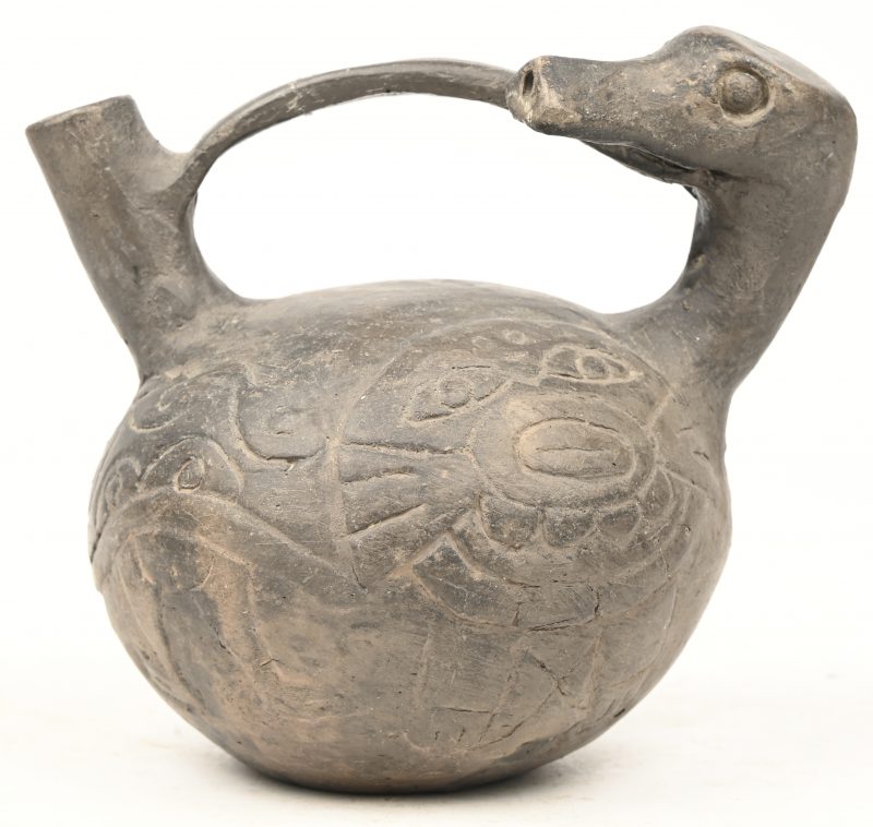 Een precolumbiaanse Chimu blackware keramieken karaf met gesculpteerde vorm van een eend. Peru. Herstelling van een barstje bovenaan in het handvat.