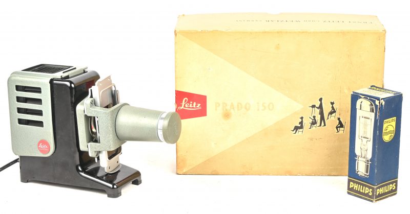 “Prado 150”. Een vintage diaprojector in originele doos.