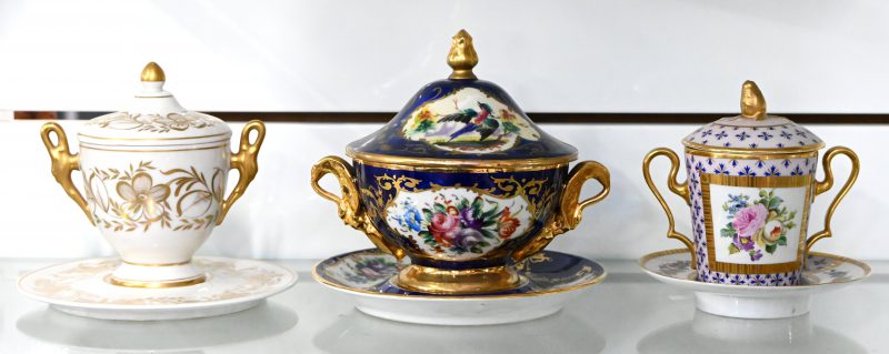 Een lot van 3 kleine terrines van Frans porselein, waaronder Limoges, met vergulde details en floraal decor. Onderaan gemerkt.