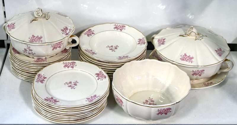 Een vintage servies met mauve bloemendecor, 10 diepe, 10 gewone (1 met schilfer) en 12 dessertborden. Met twee terrines (één met onderschaal) en slakom. Gemerkt ‘Vepe’ & Tournai.