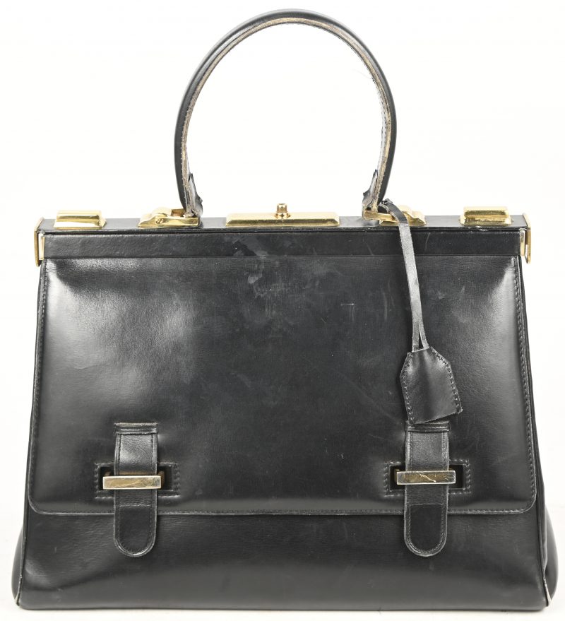 Een vintage lederen Delvaux handtas, model Saint Raphael, 1963. Inclusief aankoopbewijs “Exclusivités Delvaux”, Antwerpen. Binnenin met label gemerkt en met bijhorende stofzak.